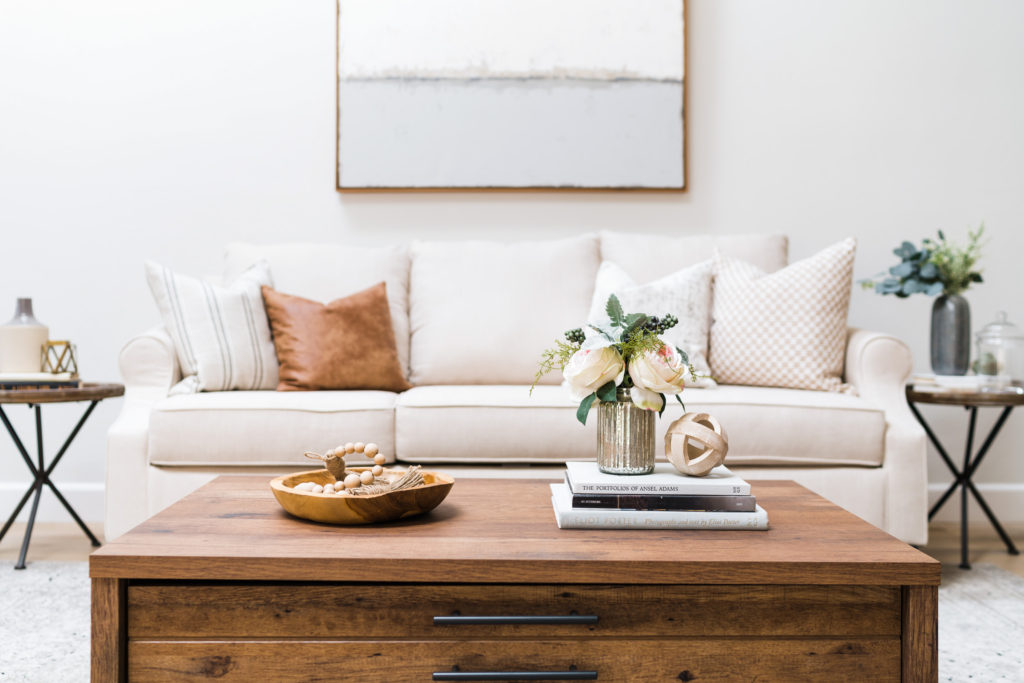 Secrets of Home Staging: The Essential Guide to Getting Higher Offers  Faster (Home décor ideas, design tips, and advice on staging your home)